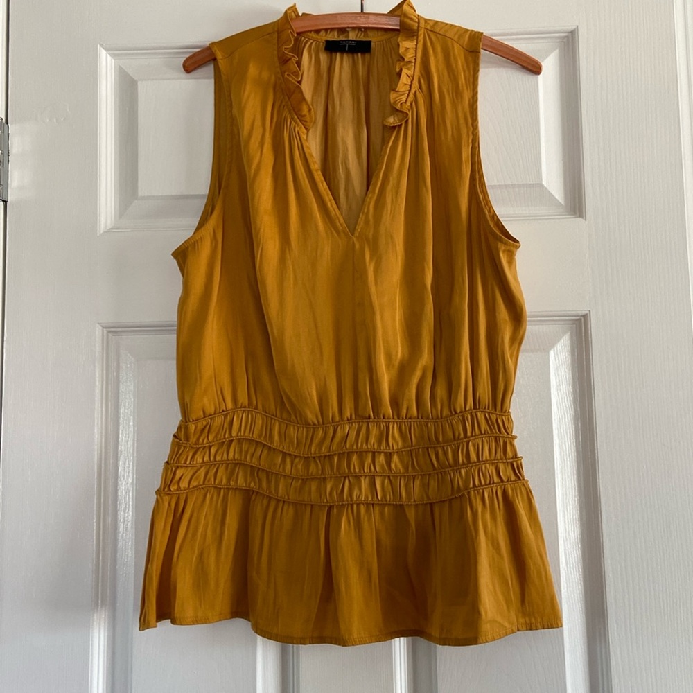 Sleeveless blouse with elastic detail at the waist and a ruffle collar